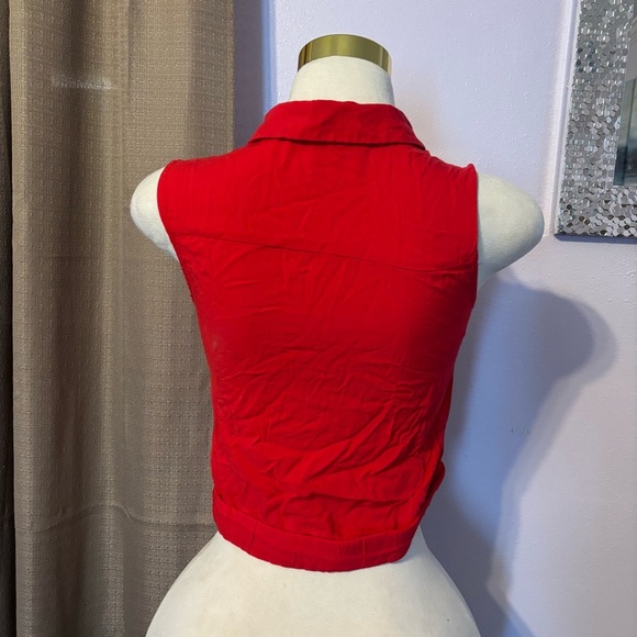 No Boundaries Red Sleeveless Crop Top - Picture 2 of 3